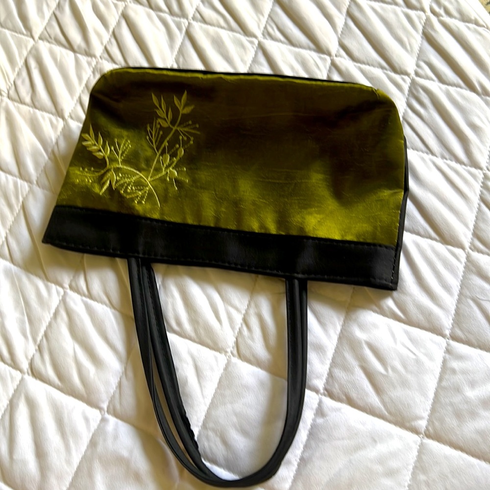 Beautiful hand-embroidered handbag in rich green color - Picture 14 of 16